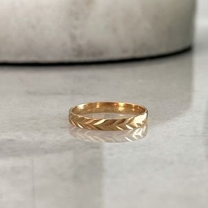 18K Yellow Gold Engraved Design Band